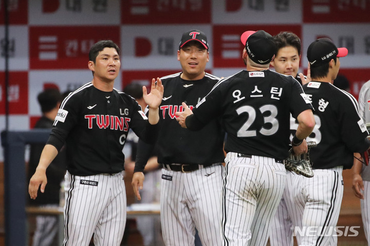 [서울=뉴시스] 권창회 기자 = 6일 서울 구로구 고척스카이돔에서 열린 2023 프로야구 LG 트윈스와 키움 히어로즈의 경기, 9대 1로 승리한 LG 선수들이 자축하고 있다. 2023.06.06. kch0523@newsis.com