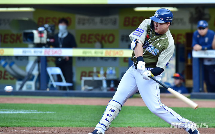 [대구=뉴시스] 이무열 기자 = 6일 오후 대구 삼성라이온즈파크에서 열린 프로야구 신한은행 SOL 2023 KBO리그 NC 다이노스와 삼성 라이온즈의 경기, 1회말 2사 2,3루 상황에서 삼성 오재일이 2타점 적시타를 치고 있다. 2023.06.06. lmy@newsis.com
