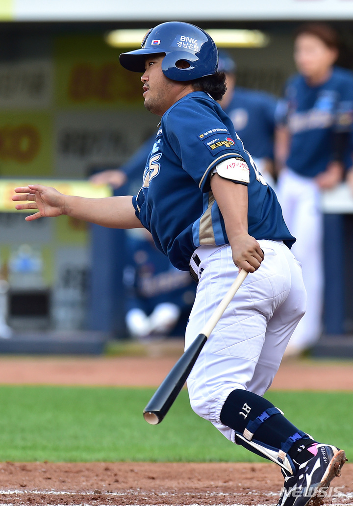 [대구=뉴시스] 이무열 기자 = 6일 오후 대구 삼성라이온즈파크에서 열린 프로야구 신한은행 SOL 2023 KBO리그 NC 다이노스와 삼성 라이온즈의 경기, 3회초 2사 1,2루 상황에서 NC 박석민이 1타점 적시타를 치고 있다. 2023.06.06. lmy@newsis.com