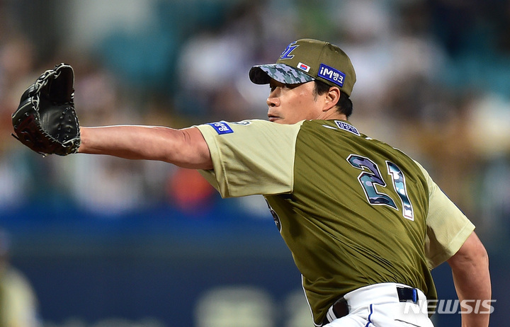 [대구=뉴시스] 이무열 기자 = 6일 오후 대구 삼성라이온즈파크에서 열린 프로야구 신한은행 SOL 2023 KBO리그 NC 다이노스와 삼성 라이온즈의 경기, 9회초 삼성 마무리 투수 오승환이 역투하고 있다. 2023.06.06. lmy@newsis.com