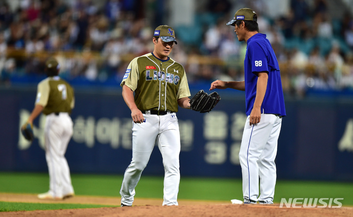 [대구=뉴시스] 이무열 기자 = 6일 오후 대구 삼성라이온즈파크에서 열린 프로야구 신한은행 SOL 2023 KBO리그 NC 다이노스와 삼성 라이온즈의 경기, 9회초 삼성 마무리 투수 오승환이 마운드에 오르고 있다. 2023.06.06. lmy@newsis.com