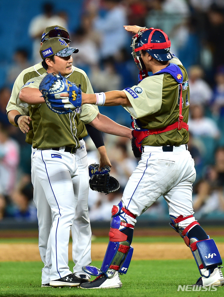 [대구=뉴시스] 이무열 기자 = 6일 오후 대구 삼성라이온즈파크에서 열린 프로야구 신한은행 SOL 2023 KBO리그 NC 다이노스와 삼성 라이온즈의 경기, 9대6으로 승리한 삼성 마무리 투수 오승환이 한·미·일 통산 500세이브를 달성한 뒤 포수 강민호와 포옹을 하고 있다. 2023.06.06. lmy@newsis.com