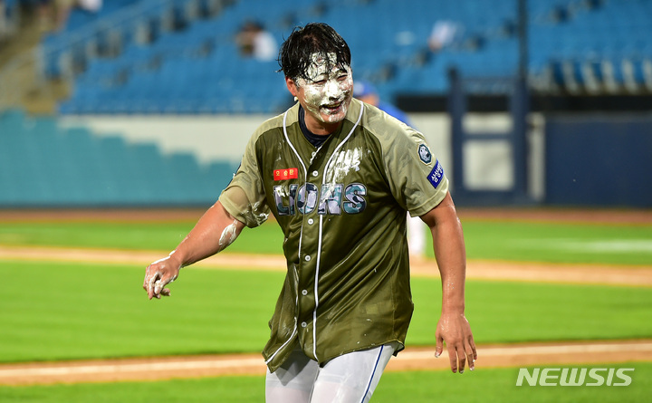 [대구=뉴시스] 이무열 기자 = 6일 오후 대구 삼성라이온즈파크에서 열린 프로야구 신한은행 SOL 2023 KBO리그 NC 다이노스와 삼성 라이온즈의 경기, 삼성 마무리 투수 오승환이 한·미·일 통산 500 세이브를 달성한 뒤 선수들이 얼굴에 케익 세리머니를 하며 축하해 주고 있다. 2023.06.06. lmy@newsis.com