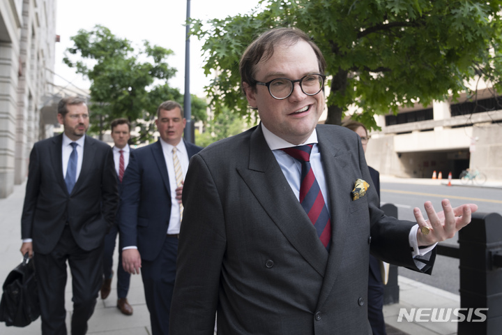 해리왕자의 미국 입국심사에 대한 정보공개를 요구한 미 해리티지재단의 새뮤얼 듀이 변호사가 6월 6일 워싱턴의 법원을 나서고 있다. 해리티지재단은 왕자의 자서전에 기술된 마약 사용 경력을 문제삼아 국토안보부를 고소하고 비자관련 정보공개를 청구했다.&nbsp;&nbsp; 