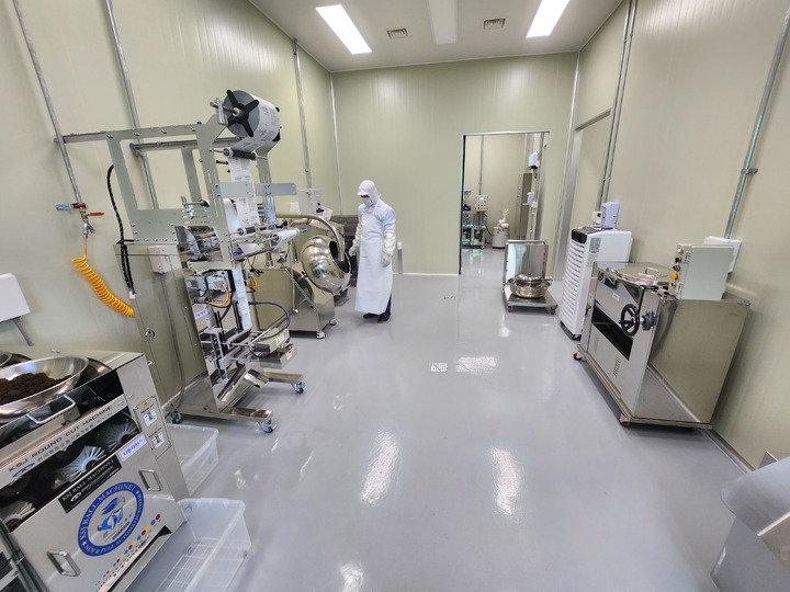 [안동=뉴시스] 곤충양잠 가공지원센터의 환 제품 생산시설. (사진=경북도 제공) 2023.06.07 *재판매 및 DB 금지