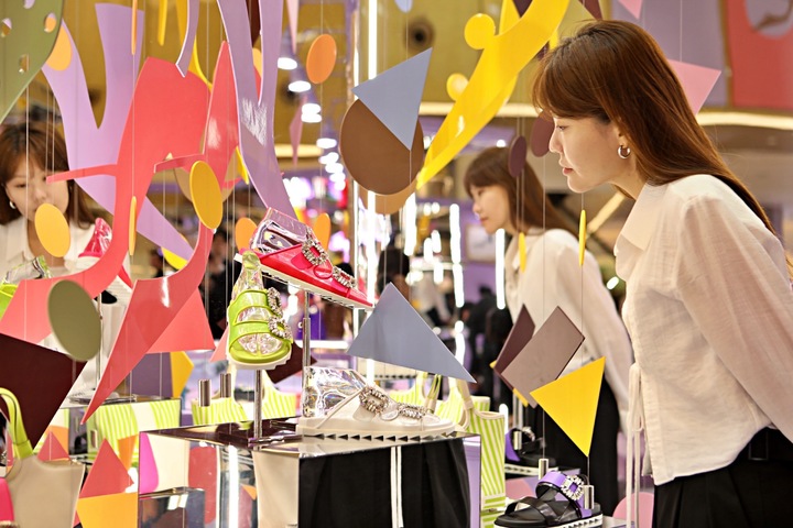에비뉴엘 잠실점 지하 1층 '더 크라운'에서 진행 중인 '로저 비비에' 팝업스토어를 구경 중인 고객. (사진=롯데백화점 제공) *재판매 및 DB 금지