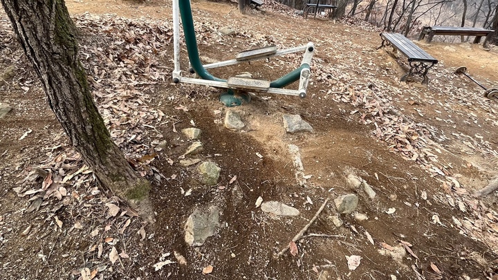 [서울=뉴시스] 용인 보라동 유적 운동기구 설치로 인한 석곽묘 훼손 모습 (사진=문화재청 제공) 2023.06.07. photo@newsis.com *재판매 및 DB 금지