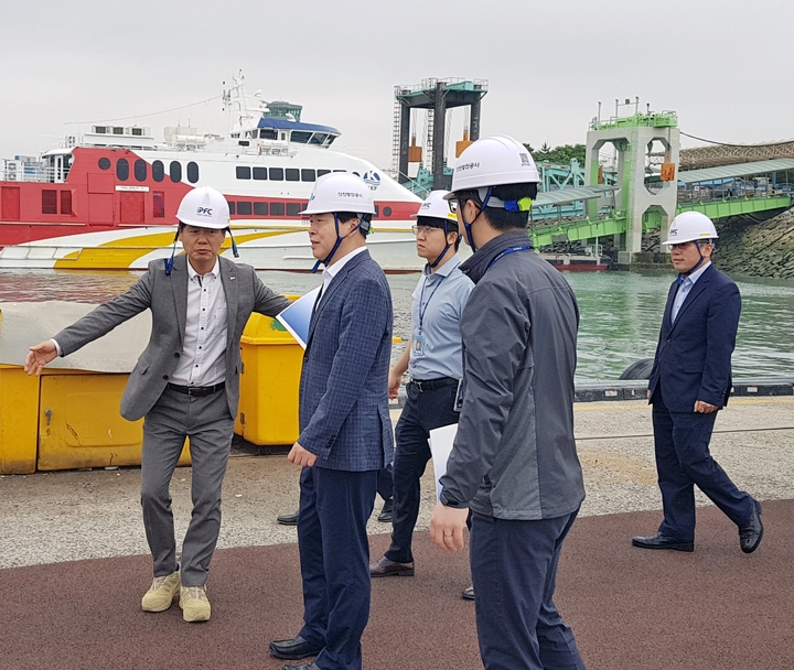 [인천=뉴시스] 이경규 IPA 사장이 인천항 연안부두 여객탑승교에서 승하선시설 및 여객이동 관련 안전 이슈에 대해 관계자들과 의견을 교환하고 있다. (사진=인천항만공사 제공) *재판매 및 DB 금지