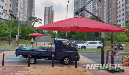 [전주=뉴시스]윤난슬 기자 = 전북 전주시 덕진구는 여름철 폭염 피해 예방을 위해 그늘막을 추가 설치하고 노후한 그늘막을 보수할 계획이라고 7일 밝혔다.(사진=전주시 제공)