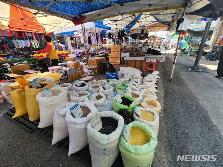  제도권으로 들어오게 된 여주시 노점상들. (사진제공=여주시)