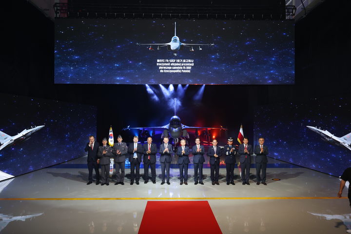 [서울=뉴시스] 마리우시 브와슈차크 폴란드 부총리 겸 국방장관(좌에서 6번째)와 이종섭 국방부 장관(좌에서 7번째) 등 행사 참석자들이 기념촬영을 하고 있다. (사진=KAI 제공) 2023.06.07. photo@newsis.com *재판매 및 DB 금지