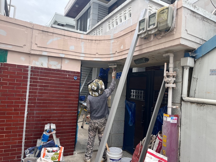 [광주=뉴시스] 구길용 기자 = 대한주택건설협회 광주전남도회는 7일 형편이 어려운 국가유공자들을 지원하기 위해 국가유공자와 유족들의 노후주택 22가구에 대해 주거여건 개선사업을 추진한다고 밝혔다. (사진=주택건설협회 제공). 2023.06.07. kykoo1@newsis.com *재판매 및 DB 금지