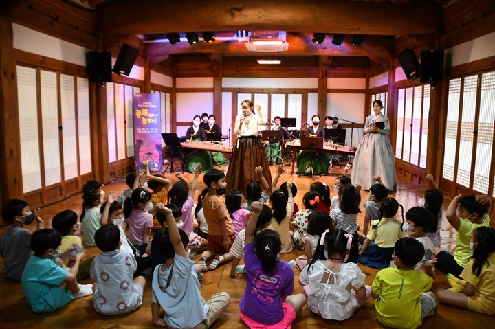 [완주=뉴시스] 강명수 기자 =전북 완주군은 소양면에 위치한 풍류학교가 유아를 대상으로 한 무료 국악체험을 운영한다고 7일 밝혔다. (사진 =완주군 제공) 2023.06.07. photo@newsis.com *재판매 및 DB 금지