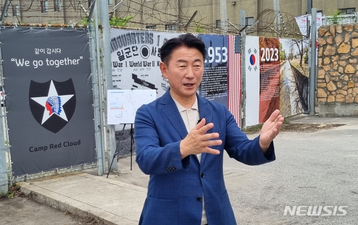 [의정부=뉴시스] 김도희 기자 = 김동근 경기 의정부시 시장이 7일 오전 캠프 레드클라우드에서 한미 동맹 70주년을 기념하는 행사에서 인터뷰하고 있다. 2023.06.07 kdh@newsis.com