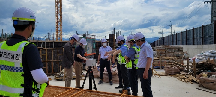 [진주=뉴시스] 국토안전관리원, 스마트 안전장비 지원 대상 현장에 이동형 CCTV를 설치하는 모습. *재판매 및 DB 금지