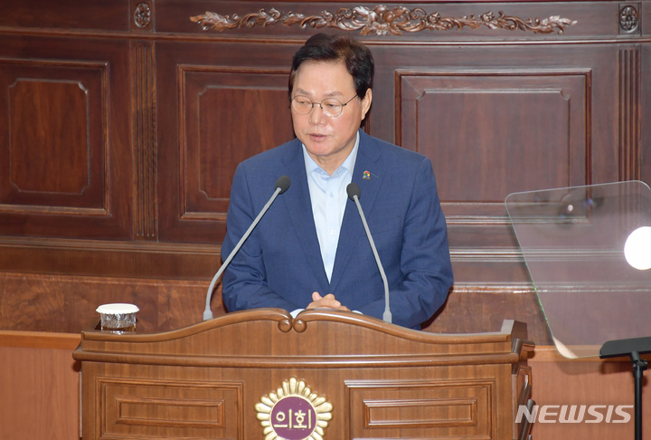 [창원=뉴시스] 홍정명 기자=박완수 경남도지사가 7일 오전 경남도의회 제405회 정례회 제1차 본회의에 출석해 7986억 원 규모의 2023년도 제2회 추가경정예산안에 대한 제안설명을 하고 있다.(사진=경남도 제공) 2023.06.07. photo@newsis.com