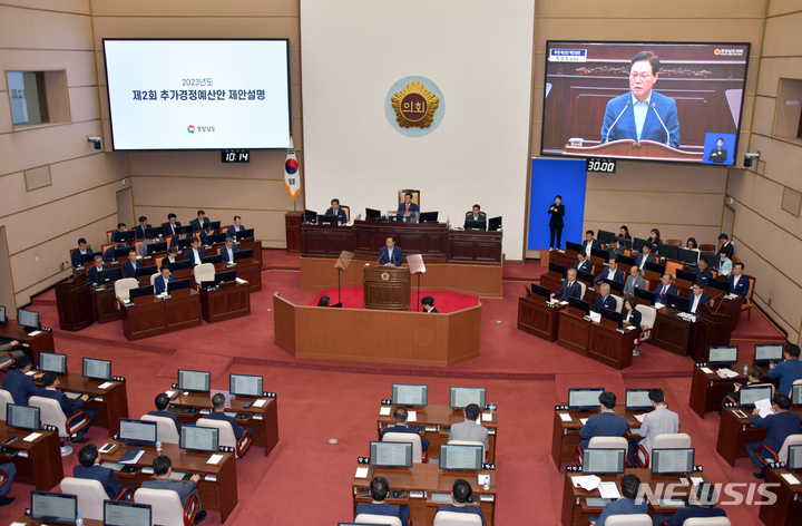 [창원=뉴시스] 홍정명 기자=박완수 경남도지사가 7일 오전 경남도의회 제405회 정례회 제1차 본회의에 출석해 7986억 원 규모의 2023년도 제2회 추가경정예산안에 대한 제안설명을 하고 있다.(사진=경남도 제공) 2023.06.07. photo@newsis.com
