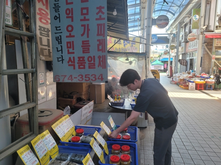 [고성(경남)=뉴시스] 신정철 기자= 경남 고성군은 휴가철 수요가 증가하는 농·축산물 취급 업소 및 일반음식점 등에 대해 소비자의 알권리와 선택권을 보장하고자 오는 9일까지 농산물 원산지 표시 지도·단속을 실시한다.사진은 7일 고성군의 농산물 원산지 표시 지도·단속 모습.(사진=고성군 제공).2023.06.07. photo@newsis.com *재판매 및 DB 금지