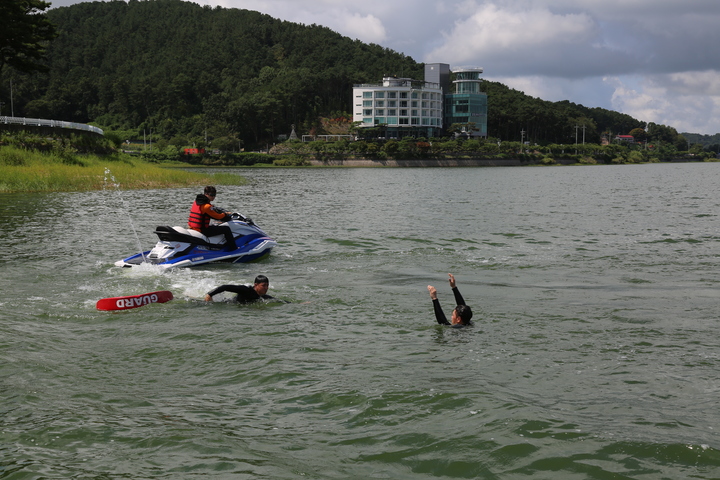 논산소방서 수난구조대가 탑정호 출렁다리 익수자를 구조하고 있다. 2023. 06. 07 *재판매 및 DB 금지