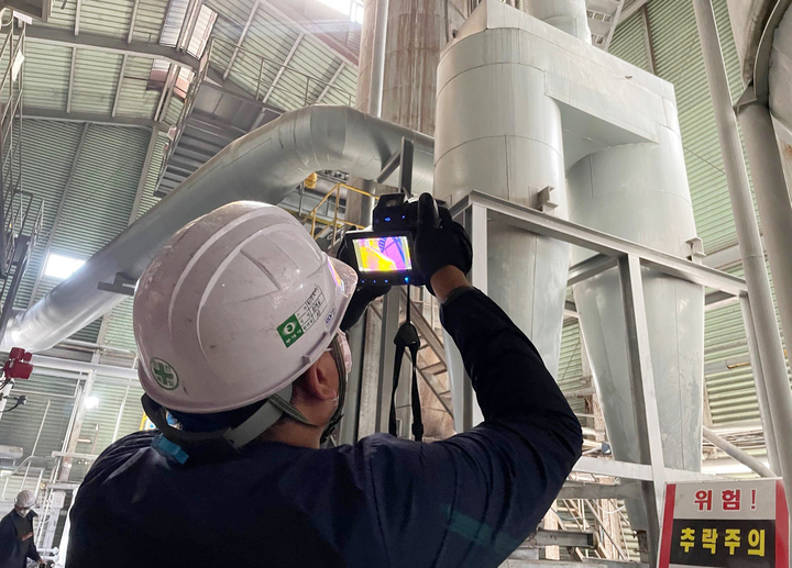 [세종=뉴시스]KTL 직원이 폐기물 처리시설 검사를 수행하는 모습이다. (사진=KTL 제공) *재판매 및 DB 금지