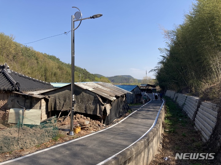 [창원=뉴시스] 농림축산식품부의 '2024년 농어촌 취약지역 생활여건 개조(새뜰마을)사업' 대상지 선정을 위한 지난 4월 창녕 옥천마을 현장 점검.(사진=경남도 제공) 2023.06.07. photo@newsis.com