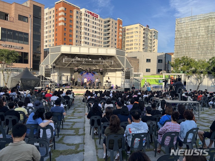 [평택=뉴시스] 2-1 평택시 안정리 예술인광장 안정리플레이 뮤직페스타 모습 (사진 = 평택시 제공)