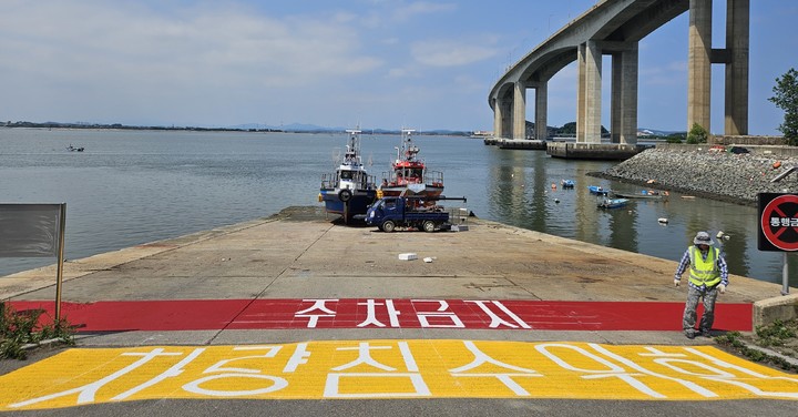 [평택=뉴시스] 평택·당진항 서부두 물량장에 표시된 '주차금지 및 차량침수위험' 문구 *재판매 및 DB 금지