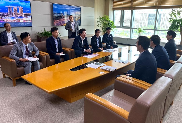 7일 원강수 원주시장이 국토교통부 방문해 도로·항공 분야 지역 현안을 설명하고 있다. *재판매 및 DB 금지