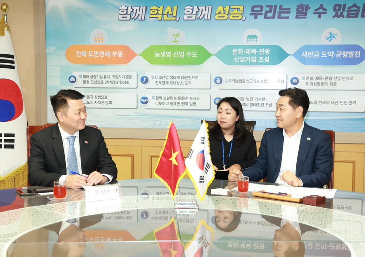 [전주=뉴시스] 7일 전북도청 회의실에서 김관영 전북지사(오른쪽)와 주한베트남대사관 웬비엣안 공사참사관이 전라북도와 베트남과의 교류협력 활성화 방안을 논의하고 있다. 2023.06.07 (사진= 전라북도청 제공) *재판매 및 DB 금지