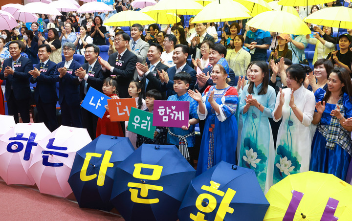 [전주=뉴시스] 7일 전북도청에서 진행된 ‘제15회 다문화 어울림 축제’. 김관영 전북지사와 주한베트남대사관 웬비엣안 공사참사관, 국주영은 전북도의회 의장, 서거석 도 교육감, 이지훈 전라북도가족센터 협회장 등은 물론 도내 다문화 가족이 참석했다. 2023.06.07 (사진= 전라북도청 제공) *재판매 및 DB 금지