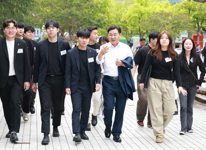 [전주=뉴시스] 김관영 전북지사는 7일 전북대·우석대 학생 20여명과 전북 발전에 앞장서준 대학생들을 격려하고 소통하는 시간을 가졌다. 2023.06.07 (사진= 전라북도청 제공) *재판매 및 DB 금지