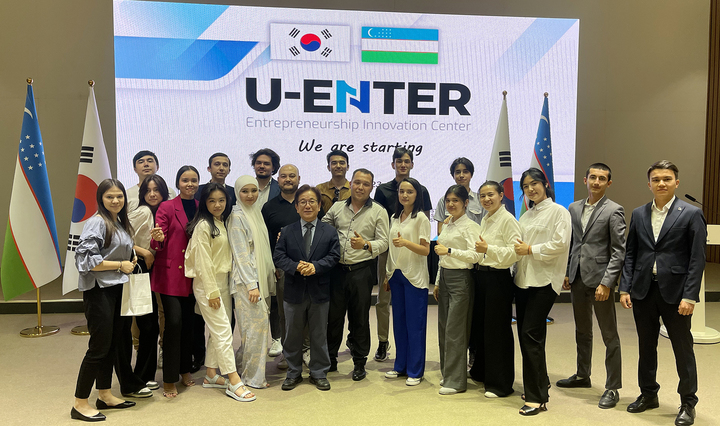 3일 우즈베키스탄 수도 타슈켄트에서 코이카가 개최한 스타트업지원센터(U-ENTER) 준공식 참석한 주요 인사가 기념촬영을 하고 있다. 사진=순천향대 제공 *재판매 및 DB 금지