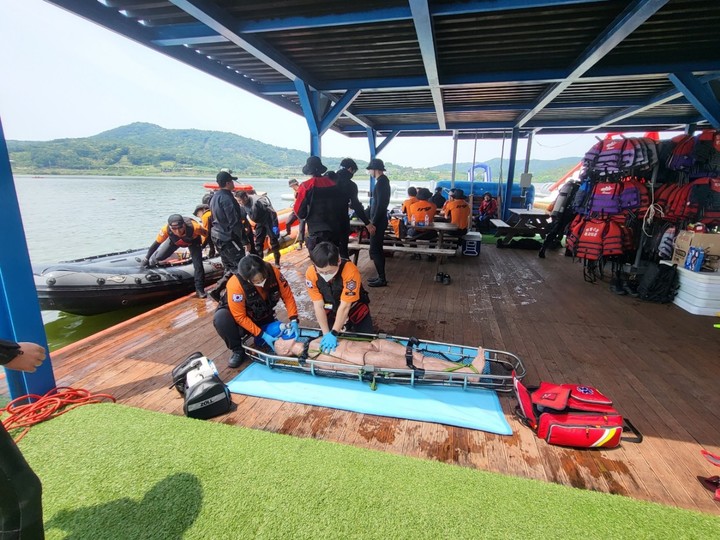 [광주=뉴시스] 7일 전남 함동저수지에서 여름철 수난사고 대비 구조훈련중인 119구조대원들. (사진 = 광주시소방안전본부 제공) *재판매 및 DB 금지