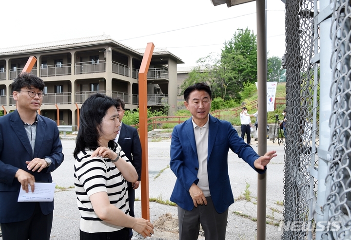 김동근 경기 의정부시장이 7일 오전 캠프 레드클라우드에서 한미 동맹 70주년을 기념하는 행사를 열고 미군공여지 내부를 둘러보고 있다. (사진=의정부시 제공)