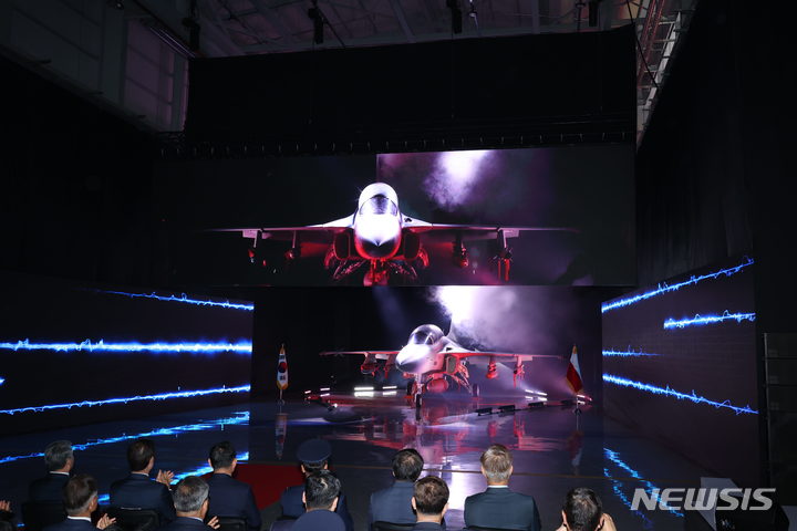 [서울=뉴시스]한국항공우주산업(KAI)이 7일 경남 사천 본사에서 폴란드 수출형 FA-50 1호기 출고식의 모습.(사진=KAI 제공)