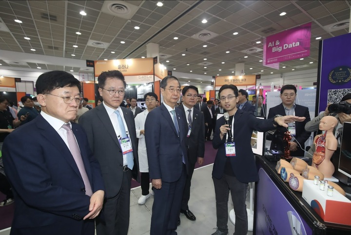 [서울=뉴시스] 한덕수 국무총리(왼쪽에서 세번째)가 지난 1일부터 2일까지 열린 스타트업 행사인 넥스트라이즈에서 오가노이드사이언스 전시관을 찾아 오가노이드사이언스 유종만 대표(맨 오른쪽)의 설명을 듣고 있다. (사진=오가노이드사이언스 제공) 2023.06.07. photo@newsis.com *재판매 및 DB 금지