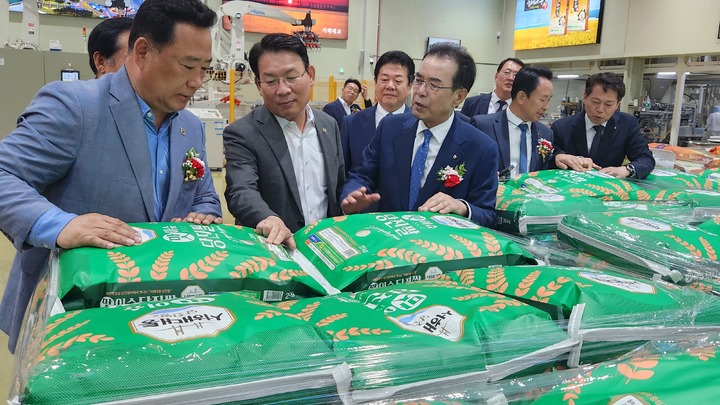 [세종=뉴시스] 김인중 농림축산식품부 차관이 7일 충남 당진시 제2통합 미곡종합처리장(PRC)를방문했다. (사진=농식품부 제공) *재판매 및 DB 금지