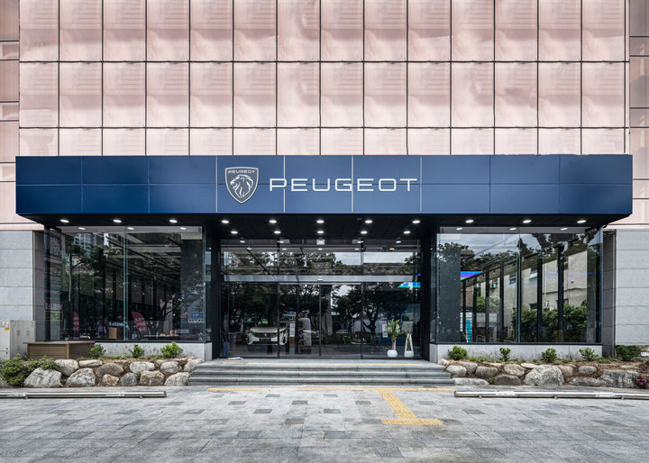 [서울=뉴시스] 대구 수성구에서 새롭게 문을 연 푸조 전용 전시장. (사진=스텔란티스코리아 제공) 2023.06.07 photo@newsis.com *재판매 및 DB 금지