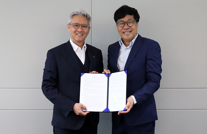 [서울=뉴시스] 롯데헬스케어는 AI(인공지능) 스타트업 '아이콘에이아이(ICON.AI)'와 사업협력을 위한 업무협약(MOU)을 체결했다고 8일 밝혔다. (사진=롯데헬스케어 제공) 2023.06.08 photo@newsis.com *재판매 및 DB 금지