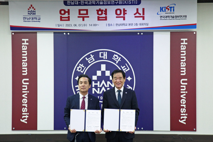 왼쪽부터 김재수 원장과 이광섭 총장 *재판매 및 DB 금지