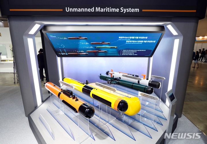 [서울=뉴시스]한화시스템이 해양무인체계를 선보이고 있다. 해양무인체계는 인명손실을 최소화하기 위해 대함전·대잠전·대기뢰전 등에 활용되는 미래 전장의 핵심 전력이다.(사진=한화시스템 제공)