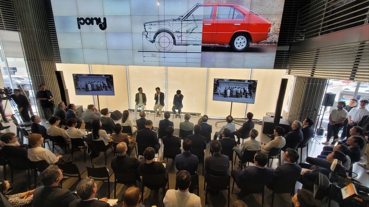 [서울=뉴시스] 강주희 기자 = 현대자동차가 7일 서울 강남구 '현대 모터스튜디오 서울'에서 포니의 역사와 실제 차량을 살펴볼 수 있는 '포니의 시간' 전시회 오프닝 행사를 개최했다. 2023.06.07 zooey@newsis.com *재판매 및 DB 금지