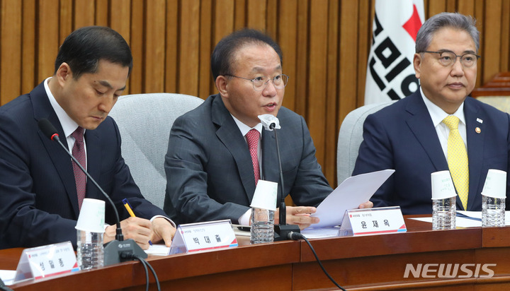 [서울=뉴시스] 추상철 기자 = 윤재옥 국민의힘 원내대표가 7일 오전 서울 여의도 국회에서 열린 우리바다지키기 검증TF 확대회의에서 발언을 하고 있다. 2023.06.07. scchoo@newsis.com