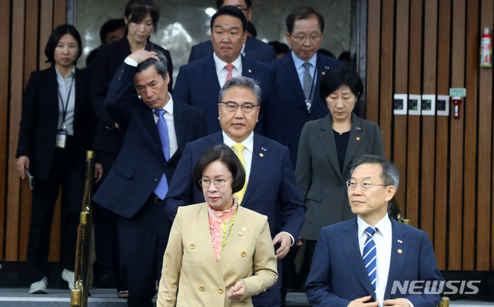 [서울=뉴시스] 추상철 기자 = 박진 외교부 장관이 7일 오전 서울 여의도 국회에서 열린 우리바다지키기 검증TF 확대회의에 참석하고 있다. 2023.06.07. scchoo@newsis.com