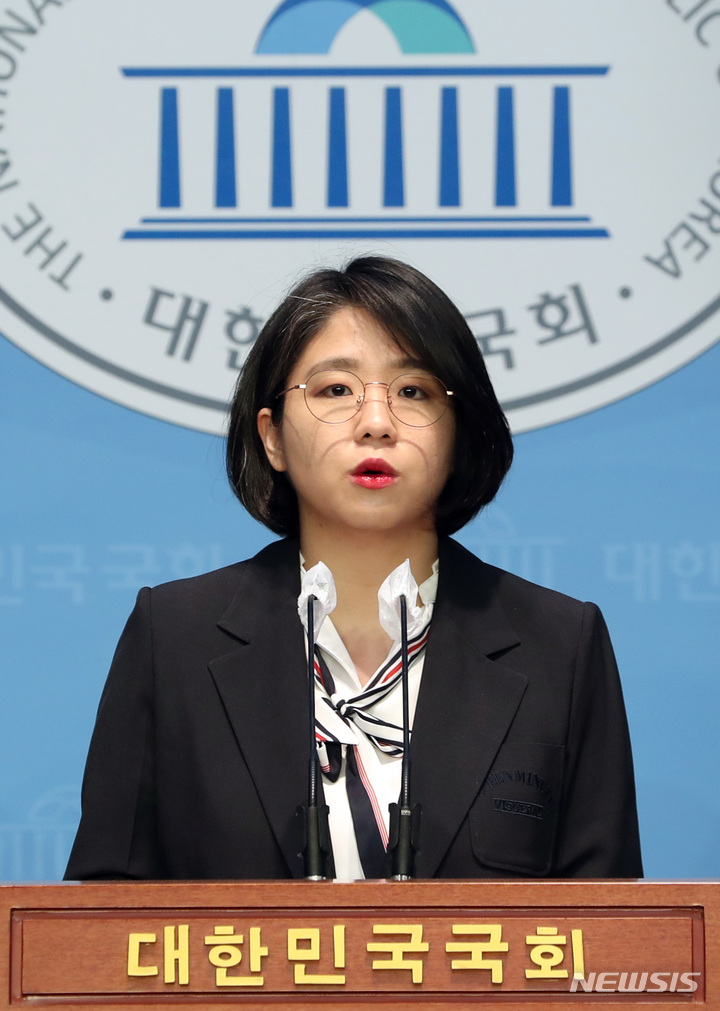 [서울=뉴시스] 전진환 기자 = 용혜인 기본소득당 상임대표가 7일 오전 서울 여의도 국회 소통관에서 열린 후쿠시마 오염수 관련 정견 발표 기자회견에서 발언하고 있다. 2023.06.07. amin2@newsis.com