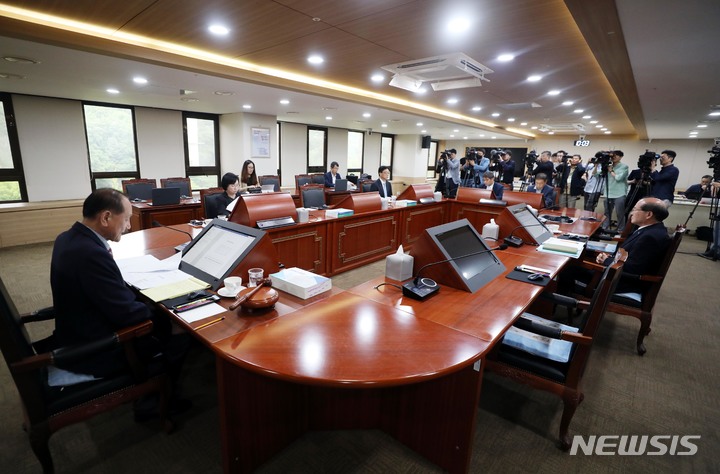 [과천=뉴시스] 조성봉 기자= 7일 오전 경기도 과천정부청사 방송통신위원회 회의실에서 열린 ‘지상파방송 상업자 재허가 세부계획 의결’ 관련 방통위 전체회의에서 김효재 위원장 직무대행이 회의를 주재하고 있다.2023.06.07. suncho21@newsis.com