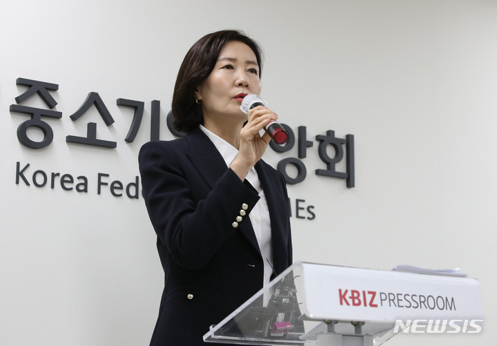 [서울=뉴시스] 황준선 기자 = 허인순 한진엔지니어링 대표가 7일 오전 서울 영등포구 중소기업중앙회 기자실에서 기술유출 피해 관련 기자회견을 하고 있다. 허 대표는 이날 본사의 화력발전소 석탄비산먼지 저감 기술을 한국남동발전이 특정 업체를 밀어주기 위해 유출하고, 이 기술이 일본까지도 유출 됐다고 밝혔다. 2023.06.07. hwang@newsis.com