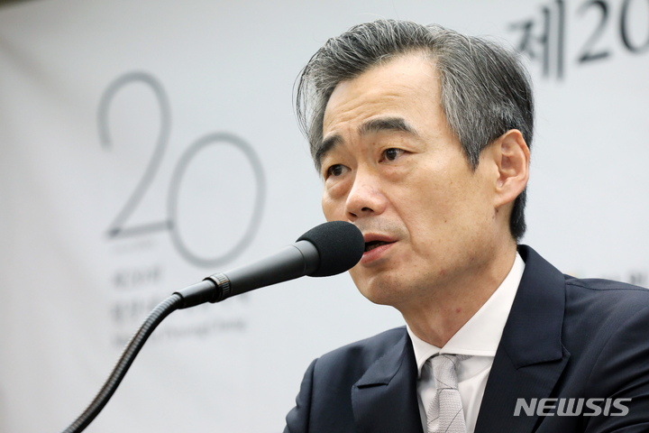 [서울=뉴시스] 박진희 기자 = 제20회 평창대관령음악제 양성원 신임 예술감독이 7일 서울 중구 프레스센터에서 제20회 평창대관령음악제 기획의도 및 프로그램을 소개하고 있다. 올해 20주년을 맞이하는 평창대관령음악제는 '자연(Nature)'을 주제로 강원도의 자연과 어우러지는 프로그램을 기획하여 국내외 정상급 연주자들과 젊은 예술가들의 공연을 선보일 예정이다. 2023.06.07. pak7130@newsis.com