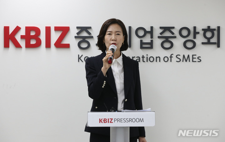 [서울=뉴시스] 황준선 기자 = 허인순 한진엔지니어링 대표가 7일 오전 서울 영등포구 중소기업중앙회 기자실에서 기술유출 피해 관련 기자회견을 하고 있다. 허 대표는 이날 본사의 화력발전소 석탄비산먼지 저감 기술을 한국남동발전이 특정 업체를 밀어주기 위해 유출하고, 이 기술이 일본까지도 유출 됐다고 밝혔다. 2023.06.07. hwang@newsis.com