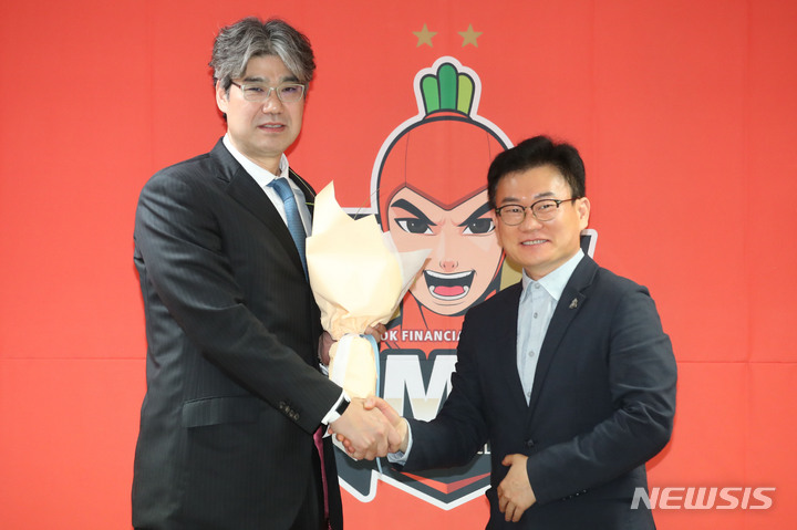 [서울=뉴시스] 권창회 기자 = OK금융그룹 배구단 신임감독으로 취임한 오기노 감독이 7일 오전 서울 마포구 한국배구연맹에서 열린 오기노 감독 취임 기자회견에서 권철근 OK금융그룹 배구단 단장과 기념촬영을 하고 있다. 2023.06.07. kch0523@newsis.com